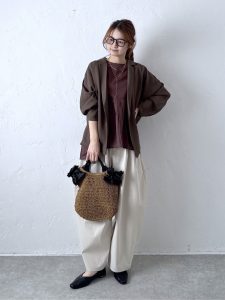 alt=“【40代】春のジャケットコーデ4選｜タックボールパンツ合わせで作る大人カジュアルスタイル"