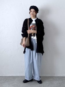 alt=“【40代】初夏のブルーコーデ5選｜リネンシャツ・デニム・ワイドパンツで作る大人スタイル"