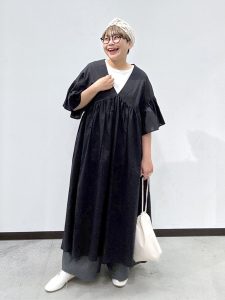 alt=“【【40代】ゆったりワンピースコーデ5選｜体型カバーしながら作る大人おしゃれスタイル"