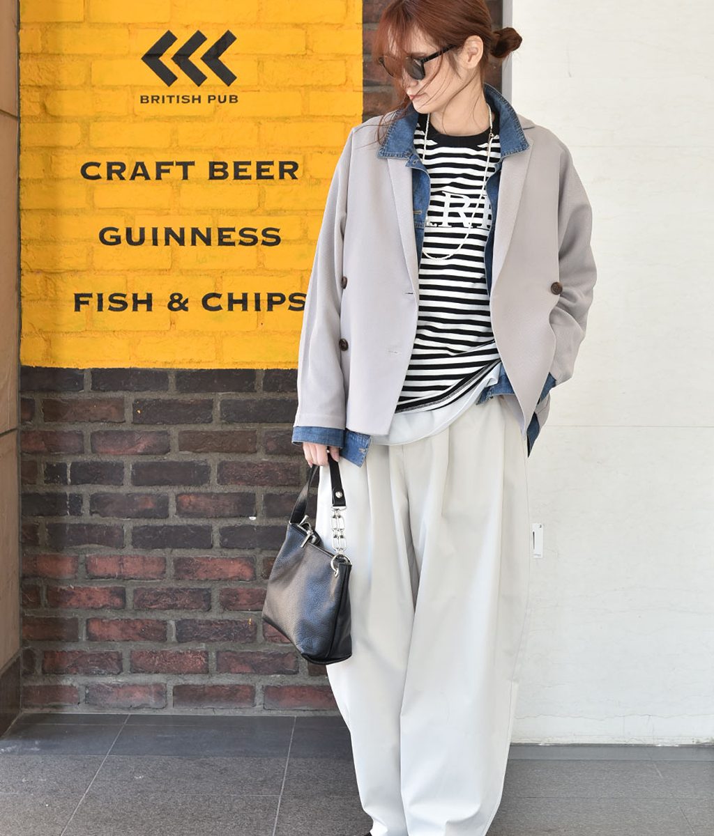 alt=“【40代】春のジャケットコーデ4選｜タックボールパンツ合わせで作る大人カジュアルスタイル"