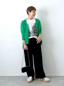 alt=“【40代】春のグリーンコーデ5選｜ブラウス・カーディガン・ワイドパンツで作る大人スタイル"