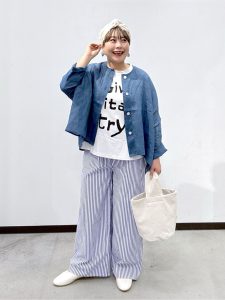 alt=“【40代】初夏のブルーコーデ5選｜リネンシャツ・デニム・ワイドパンツで作る大人スタイル"