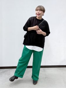 alt=“【40代】春のグリーンコーデ5選｜ブラウス・カーディガン・ワイドパンツで作る大人スタイル"