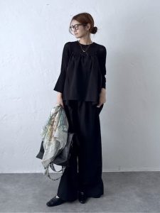 alt=“【40代】春のセットアップコーデ6選｜ブラック・ベージュで作る大人こなれスタイル"