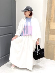 alt=“【【40代】プリントT＆ロゴTコーデ5選｜スカートで作る大人こなれカジュアルスタイル"