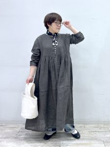 alt=“【【40代】ゆったりワンピースコーデ5選｜体型カバーしながら作る大人おしゃれスタイル"