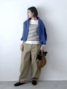 alt=“【40代】初夏のブルーコーデ5選｜リネンシャツ・デニム・ワイドパンツで作る大人スタイル"