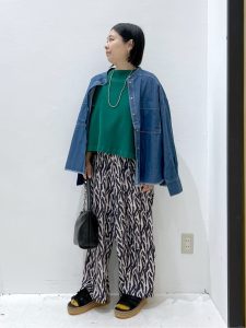 alt=“【40代】春のグリーンコーデ5選｜ブラウス・カーディガン・ワイドパンツで作る大人スタイル"