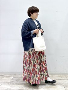 alt=“【【40代】プリントT＆ロゴTコーデ5選｜スカートで作る大人こなれカジュアルスタイル"