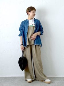 alt=“【40代】春のセットアップコーデ6選｜ブラック・ベージュで作る大人こなれスタイル"