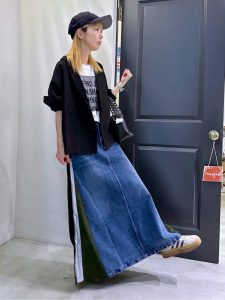 alt=“【【40代】プリントT＆ロゴTコーデ5選｜スカートで作る大人こなれカジュアルスタイル"