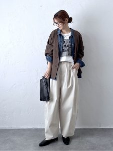 alt=“【40代】春のジャケットコーデ4選｜タックボールパンツ合わせで作る大人カジュアルスタイル"