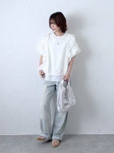 alt=“【40代】初夏のホワイトコーデ5選｜ブラウス・ワンピース・ワイドパンツで作る大人スタイル"