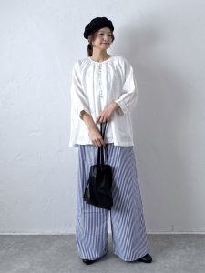 alt=“【40代】初夏のホワイトコーデ5選｜ブラウス・ワンピース・ワイドパンツで作る大人スタイル"