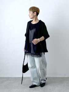 alt=“【40代】夏の羽織りコーデ5選｜冷房対策＆UV対策で作る大人カジュアルスタイル"