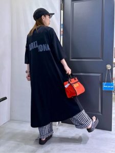 alt=“【40代】夏のレイヤードワンピースコーデ5選｜羽織り・腰巻き・重ね着で作る大人こなれスタイル"