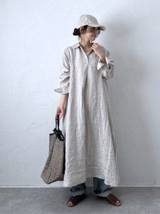 alt=“【40代】夏のレイヤードワンピースコーデ5選｜羽織り・腰巻き・重ね着で作る大人こなれスタイル"