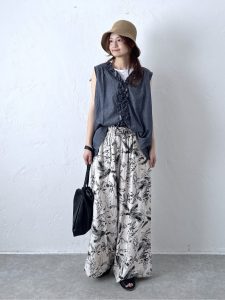 alt=“【40代】夏の総柄パンツコーデ5選|羽織り・ブラウス・シアーで作る大人こなれスタイル"
