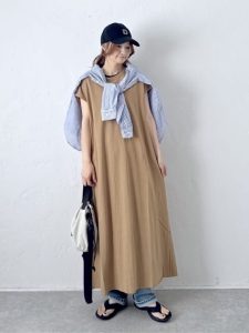 alt=“【40代】夏のレイヤードワンピースコーデ5選｜羽織り・腰巻き・重ね着で作る大人こなれスタイル"