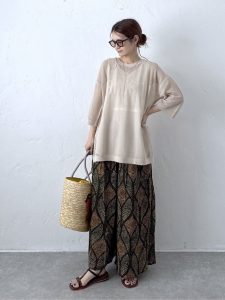 alt=“【40代】夏の総柄パンツコーデ5選|羽織り・ブラウス・シアーで作る大人こなれスタイル"