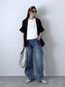 alt=“【40代】夏のワイドデニムコーデ5選|パンツ・ジャンスカ・羽織りで作る大人こなれスタイル"
