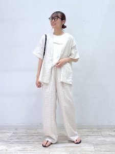 alt=“【40代】初夏のホワイトコーデ5選｜ブラウス・ワンピース・ワイドパンツで作る大人スタイル"