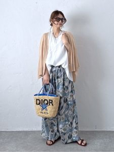 alt=“【40代】夏の総柄パンツコーデ5選|羽織り・ブラウス・シアーで作る大人こなれスタイル"