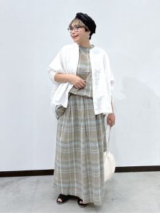 alt=“【40代】夏のセットアップコーデ5選｜キャミ・デニム・チェックで作る涼しげ大人スタイル"