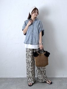 alt=“【40代】夏の総柄パンツコーデ5選|羽織り・ブラウス・シアーで作る大人こなれスタイル"