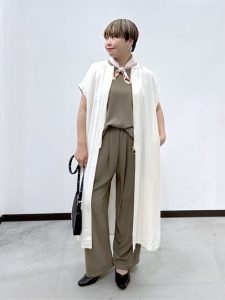 alt=“【40代】夏のセットアップコーデ5選｜キャミ・デニム・チェックで作る涼しげ大人スタイル"