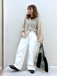 alt=“【40代】初夏のホワイトコーデ5選｜ブラウス・ワンピース・ワイドパンツで作る大人スタイル"