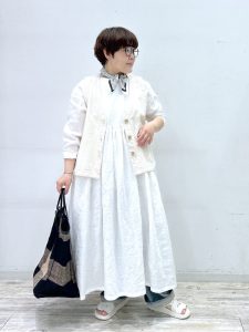 alt=“【40代】初夏のホワイトコーデ5選｜ブラウス・ワンピース・ワイドパンツで作る大人スタイル"