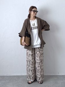 alt=“【40代】夏の総柄パンツコーデ5選|羽織り・ブラウス・シアーで作る大人こなれスタイル"