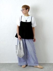 alt=“【40代】夏のリネンコーデ5選｜シャツ・ワイドパンツ・カーディガンで作る大人ナチュラルスタイル"