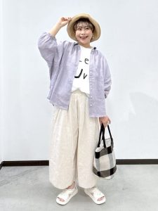 alt=“【40代】夏のリネンコーデ5選｜シャツ・ワイドパンツ・カーディガンで作る大人ナチュラルスタイル"