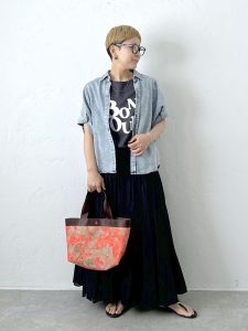 alt=“【40代】夏の黒スカートコーデ5選｜ティアードスカートで作る大人カジュアルスタイル"