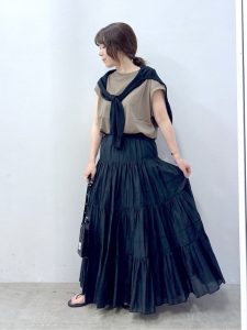 alt=“【40代】夏の黒スカートコーデ5選｜ティアードスカートで作る大人カジュアルスタイル"