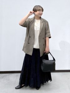 alt=“【40代】夏の黒スカートコーデ5選｜ティアードスカートで作る大人カジュアルスタイル"