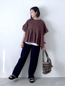 alt=“【40代】夏のブラウンコーデ5選｜デニム・黒パンツで作る大人カジュアルスタイル"