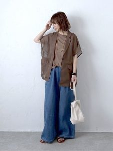 alt=“【40代】夏のブラウンコーデ5選｜デニム・黒パンツで作る大人カジュアルスタイル"
