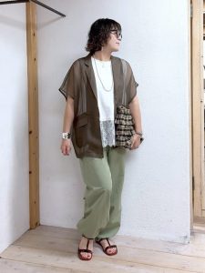 alt=“【40代・50代】夏の透け感コーデ5選｜シアー・メッシュで作るこなれ大人スタイル"