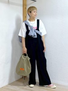alt=“【40代】サロペット夏コーデ5選｜インナー・羽織りで作るこなれ大人スタイル"