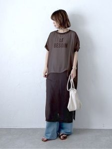 alt=“【40代】夏のブラウンコーデ5選｜デニム・黒パンツで作る大人カジュアルスタイル"