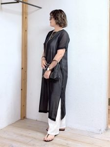 alt=“【40代・50代】夏の透け感コーデ5選｜シアー・メッシュで作るこなれ大人スタイル"