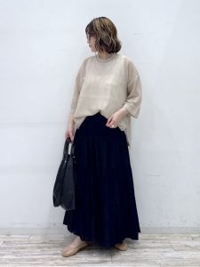 alt=“【40代】夏の黒スカートコーデ5選｜ティアードスカートで作る大人カジュアルスタイル"