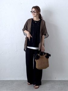 alt=“【40代】夏のブラウンコーデ5選｜デニム・黒パンツで作る大人カジュアルスタイル"