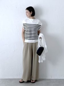 alt=“【40代・50代】暑い日こそ着たい！二の腕見せないノースリーブコーデ5選"