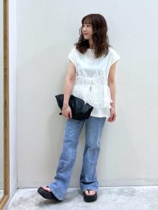 alt=“【40代・50代】暑い日こそ着たい！二の腕見せないノースリーブコーデ5選"