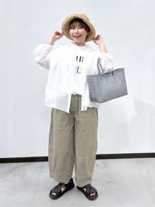 alt=“【40代・50代】涼しさ最優先！夏の麻・綿麻コーデ5選｜体型カバーできる大人カジュアルスタイル"