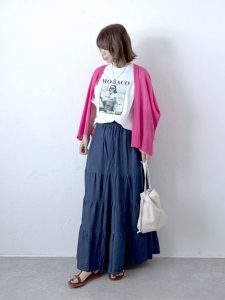 alt=“【40代・50代】夏のティアードコーデ5選｜体型カバーしながらこなれる大人カジュアルスタイル"
